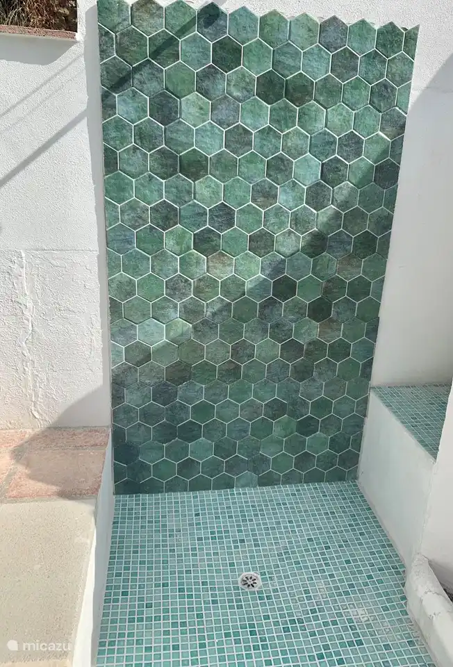 Außendusche neben dem Pool.