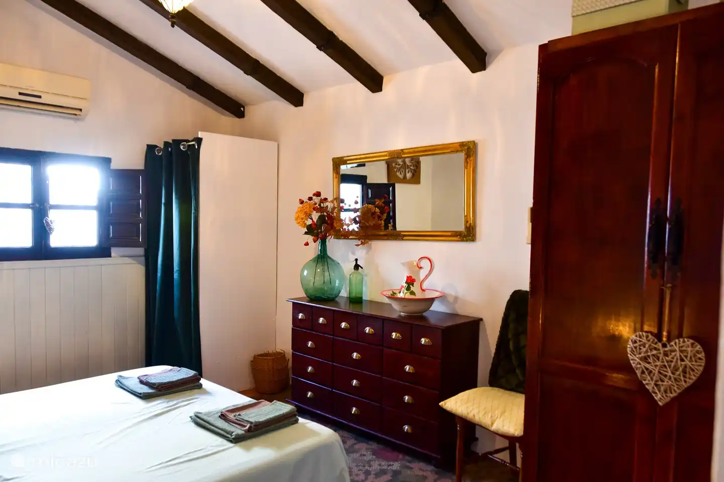 Auch dieses Schlafzimmer mit Kommode und Kleiderschrank.