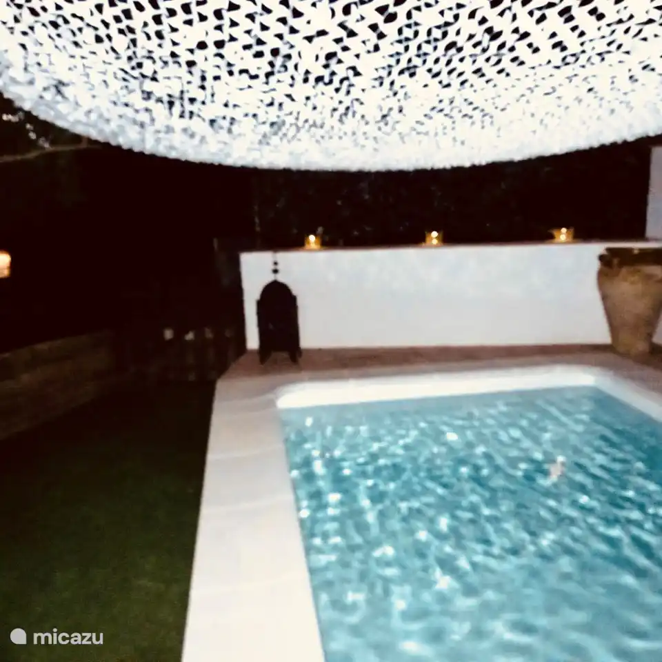 Romantischer beleuchteter Poolgarten.