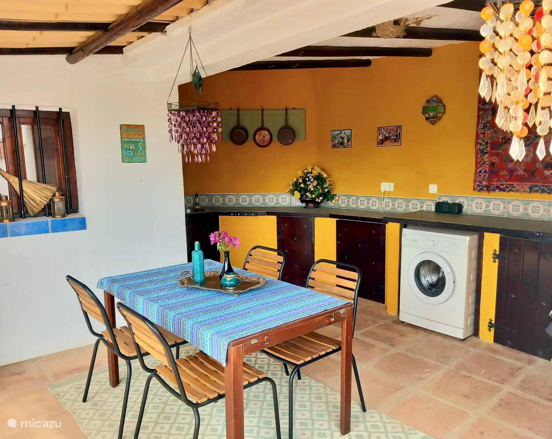 Die geräumige überdachte Außenküche mit luxuriösem Gasgrill und Waschmaschine.