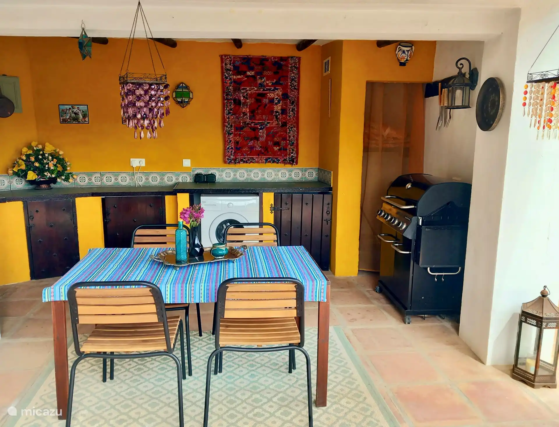 Gemütliche Außenküche mit Gasgrill.