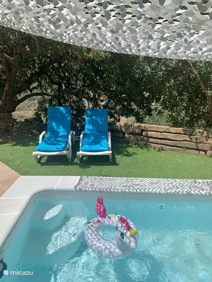 Siesta im Schatten des wunderschönen Johannisbrotbaums.