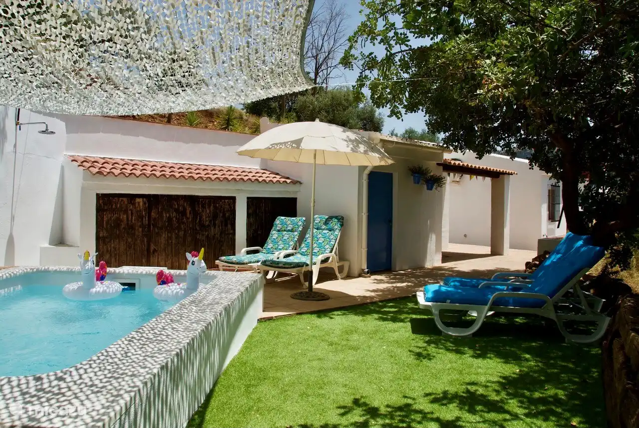 Relaxgarten mit Swimmingpool, Außendusche und Jacuzzi auf Anfrage.