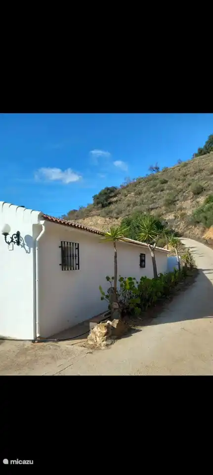 Der Zufahrtsweg zum Haus, fein für jedes normale Auto. Der Weg endet am Ende in einer Sackgasse. Es gibt nur 2 Häuser (dauerhaft bewohnt), die diesen Weg ebenfalls benutzen. Also kein Verkehr.