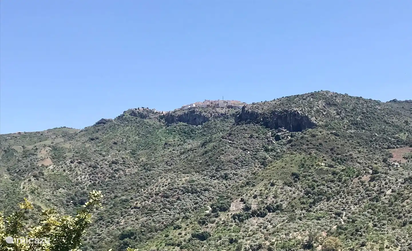 Vom Haus aus Blick auf das oben gelegene Dorf Comares. Abends sieht man in der Ferne die Lichter des Dorfes.