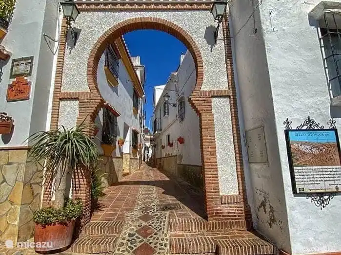 Eine der Straßen im schönen Dorf Comares. Zum Pueblo Mágico von Spanien erklärt.