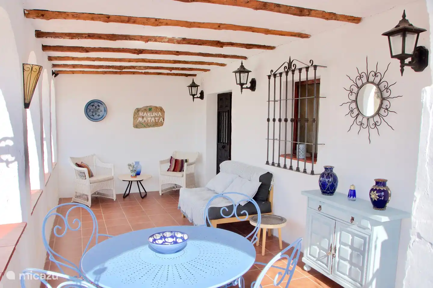 Eingang zum Haus über die überdachte vordere Terrasse.