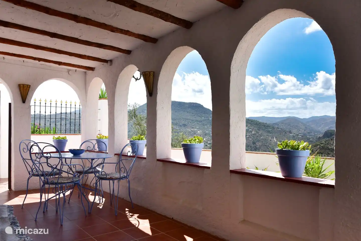 Ein Blick von der überdachten Terrasse!