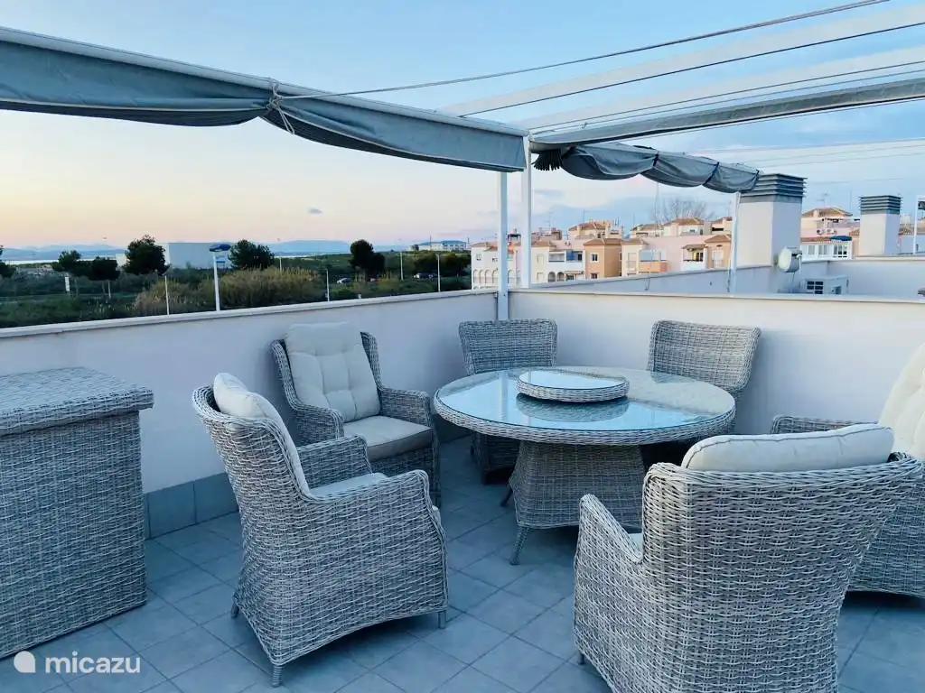 6 luxury chairs and 2 sunbeds on large sunny roof terrace 