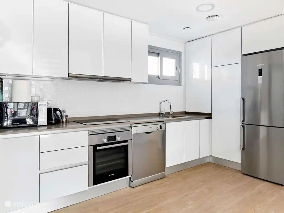 Large kitchen with oven, microwave, fridge, freezer, kettle and dolce gusto kofiezetter