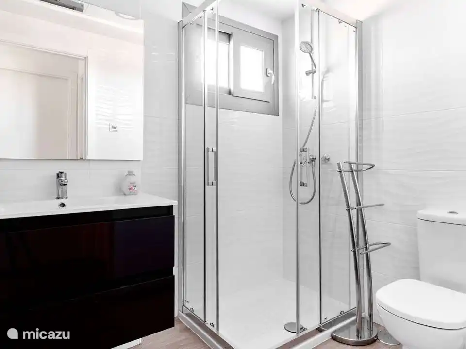 Spacious kitchen with dishwasher, oven, fridge, freezer, microwave, dolce gusto, kettle, washing machine and dryer