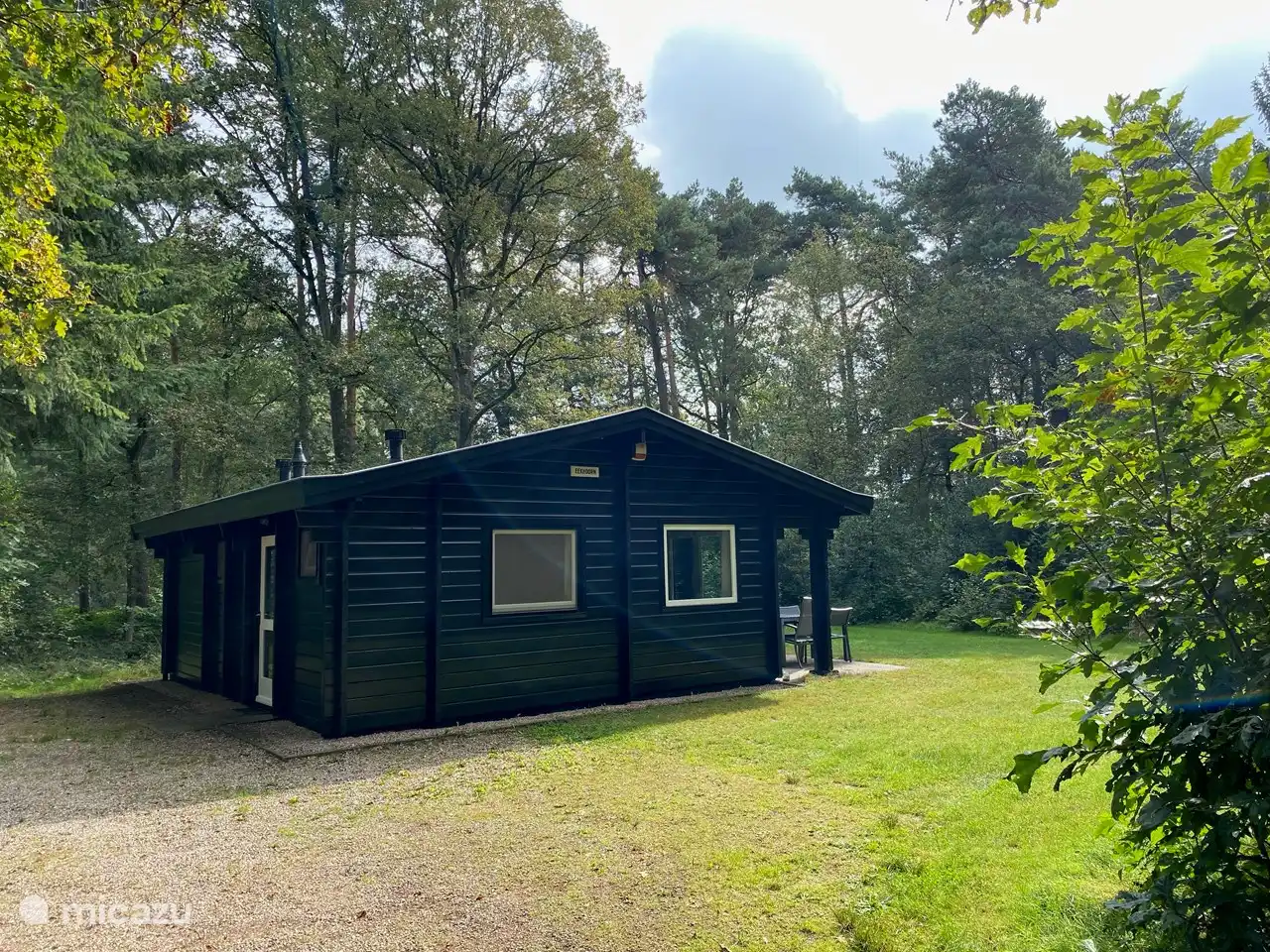 allée spacieuse pour au moins 2 voitures