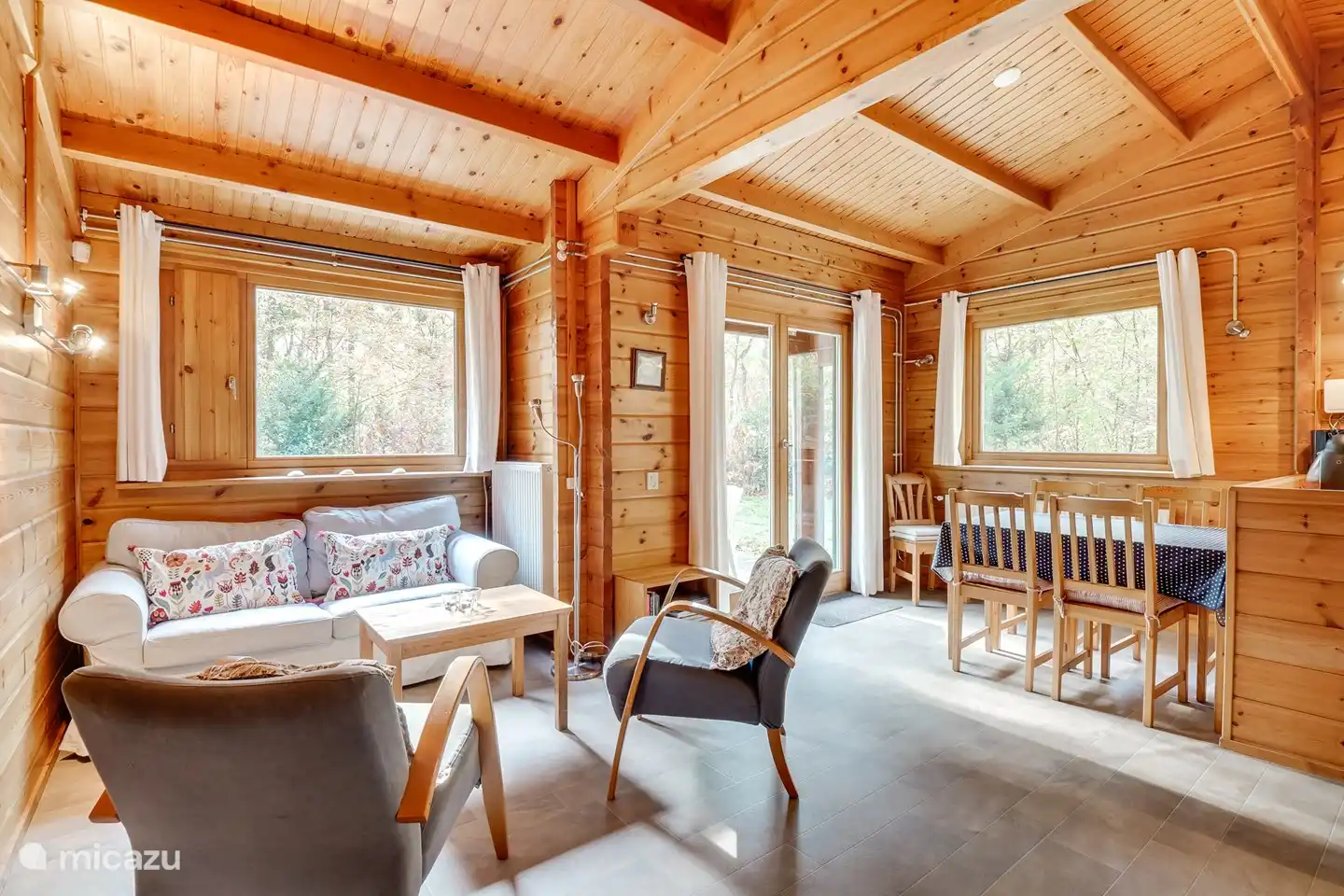 Salon bleu clair scandinave avec cuisine ouverte