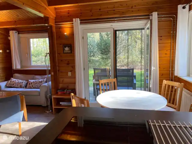 Eekhoorn, heerlijke Finse bungalow huren in Nederland, Gelderland, Hengelo - vakantiehuis woonkamer met zithoek en eetgedeelte