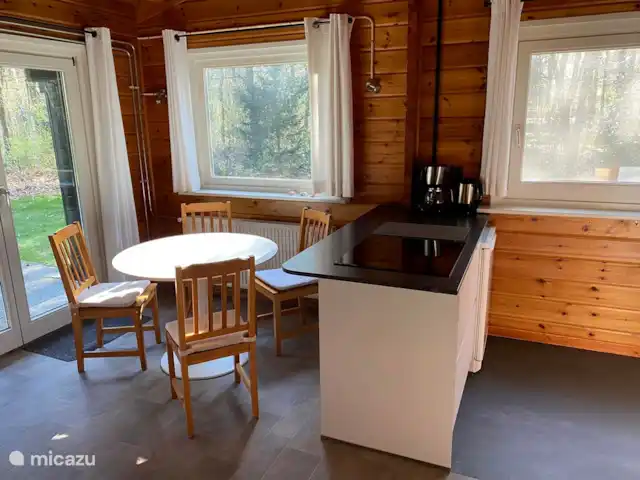 Eekhoorn, heerlijke Finse bungalow huren in Nederland, Gelderland, Hengelo - vakantiehuis Eethoek met keuken