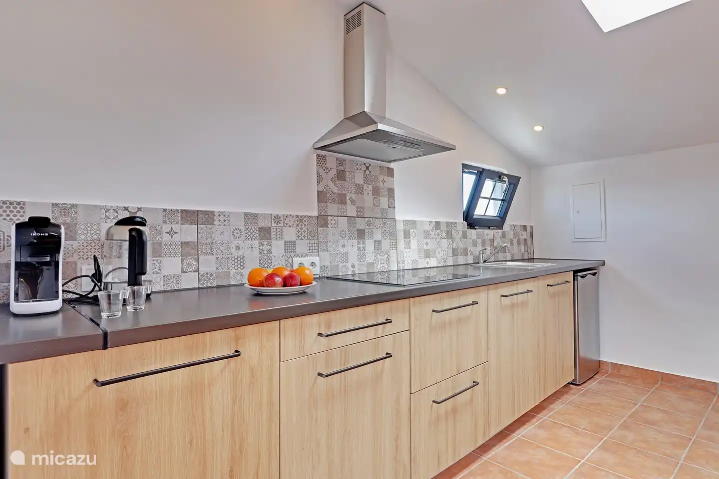 Eine gut ausgestattete Küche.