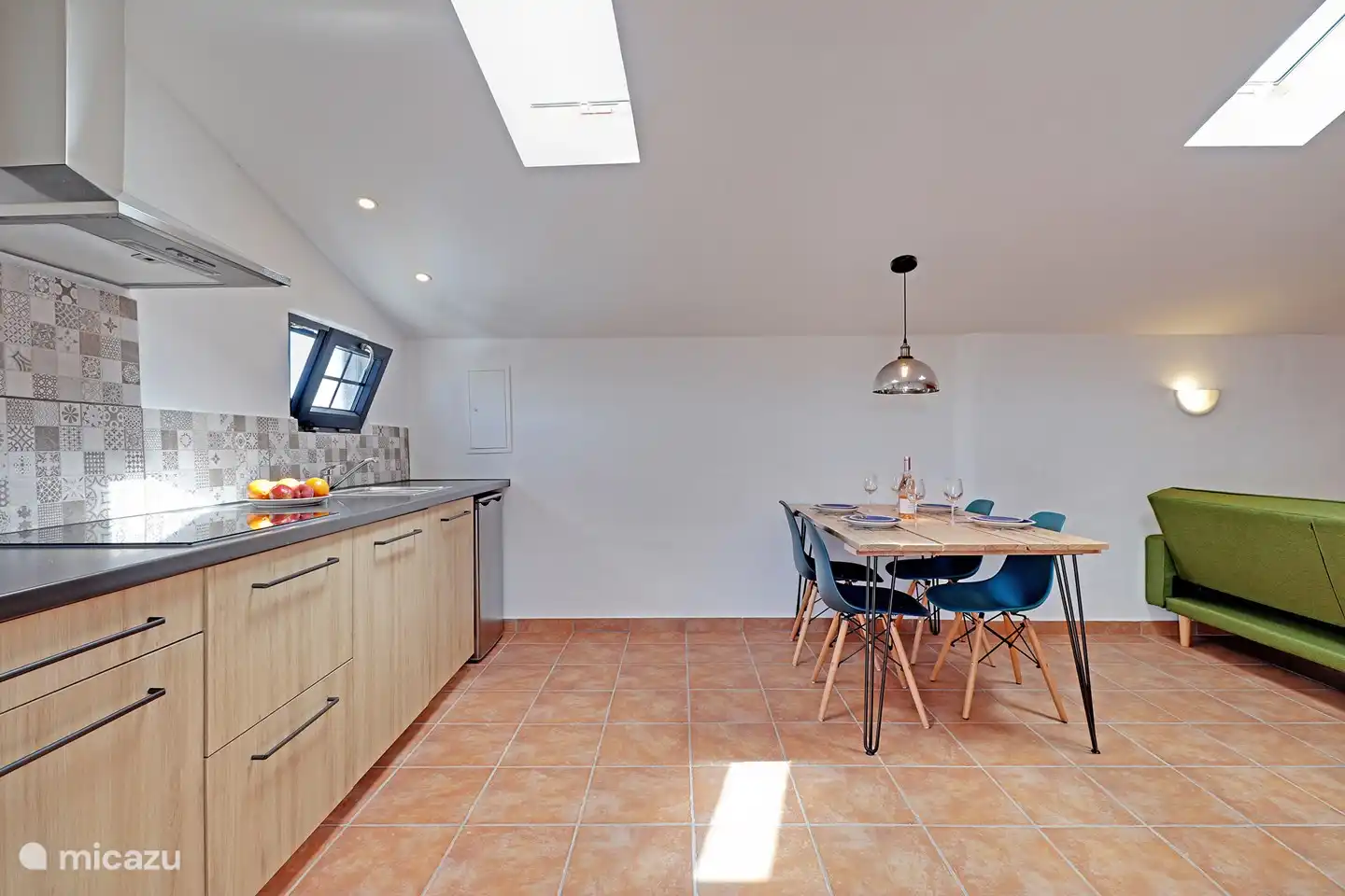 Ein großzügiger Essbereich, in dem Sie nicht nur essen, sondern auch arbeiten können, für diejenigen, die nicht widerstehen können, ihren Laptop aufzuklappen.