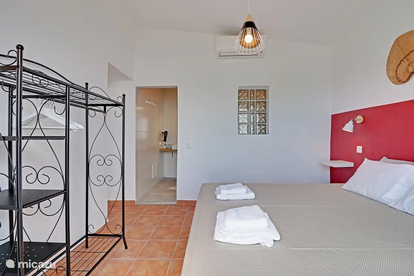 Ein schönes Doppelbett und Klimaanlage.