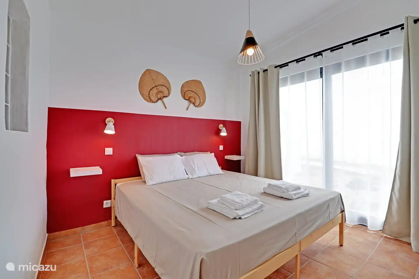 Das Schlafzimmer bietet Zugang zum Badezimmer.