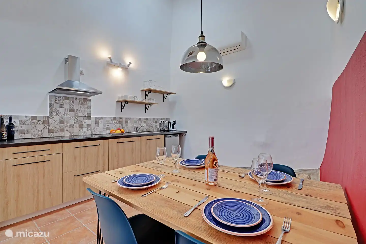 Ein geräumiger Essbereich zum Genießen Ihrer Mahlzeit oder zum Arbeiten für diejenigen, die nicht widerstehen können, ihren Laptop zu öffnen.