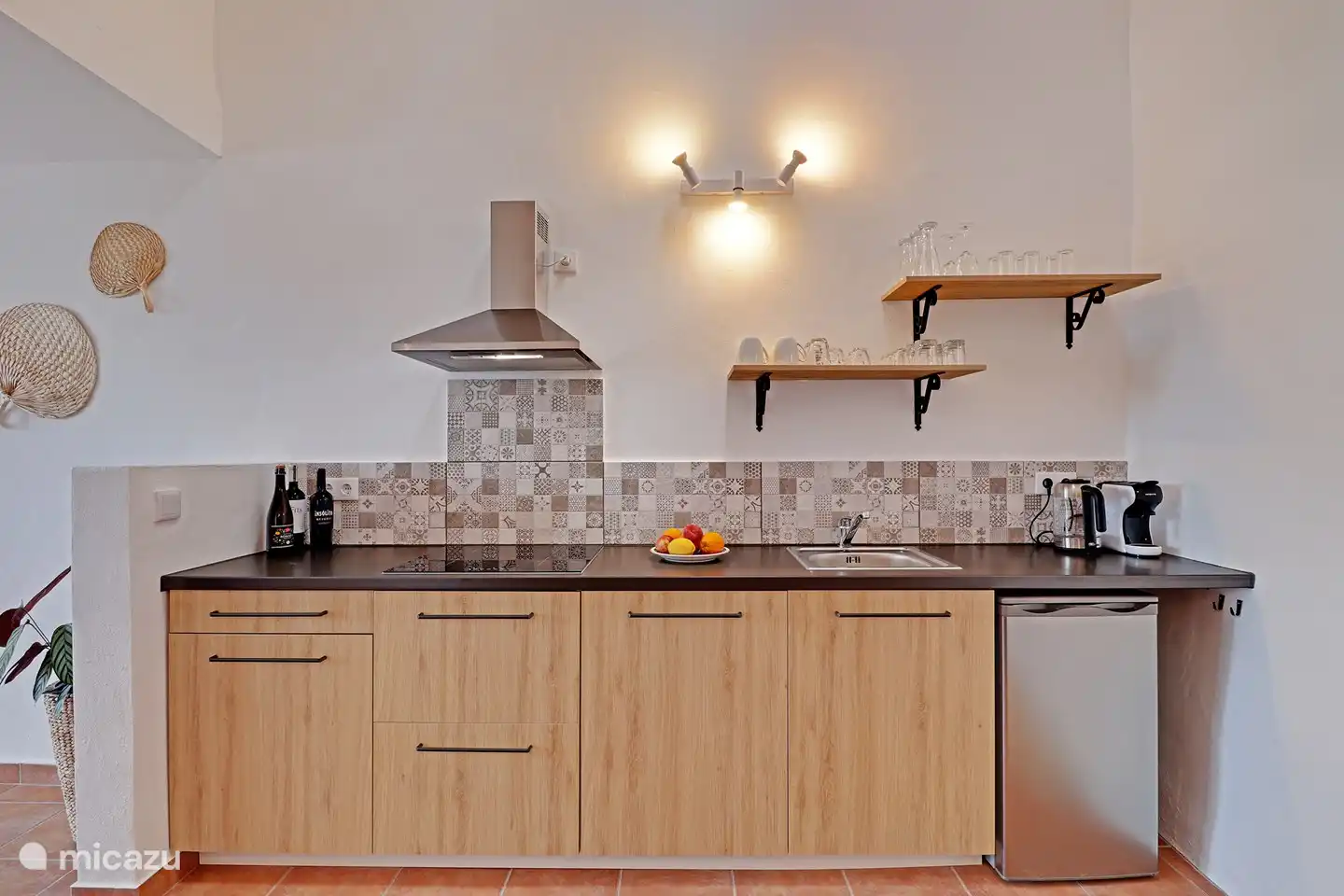 Eine gut ausgestattete Küche.