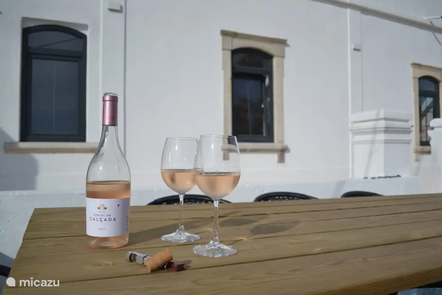 Genießen Sie einen köstlichen portugiesischen Wein.