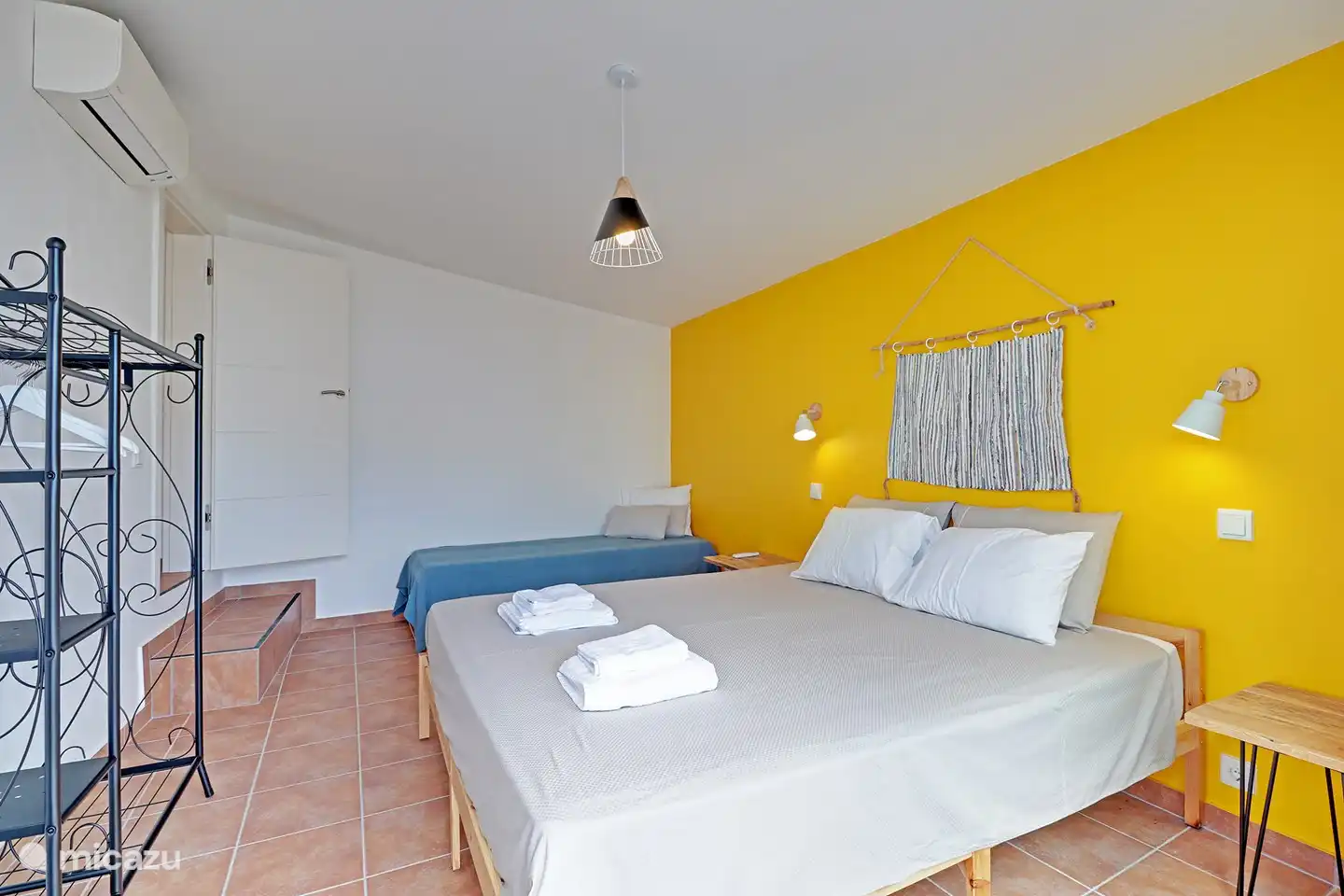 Ein schönes Doppelbett, zwei Einzelbetten und Klimaanlage.