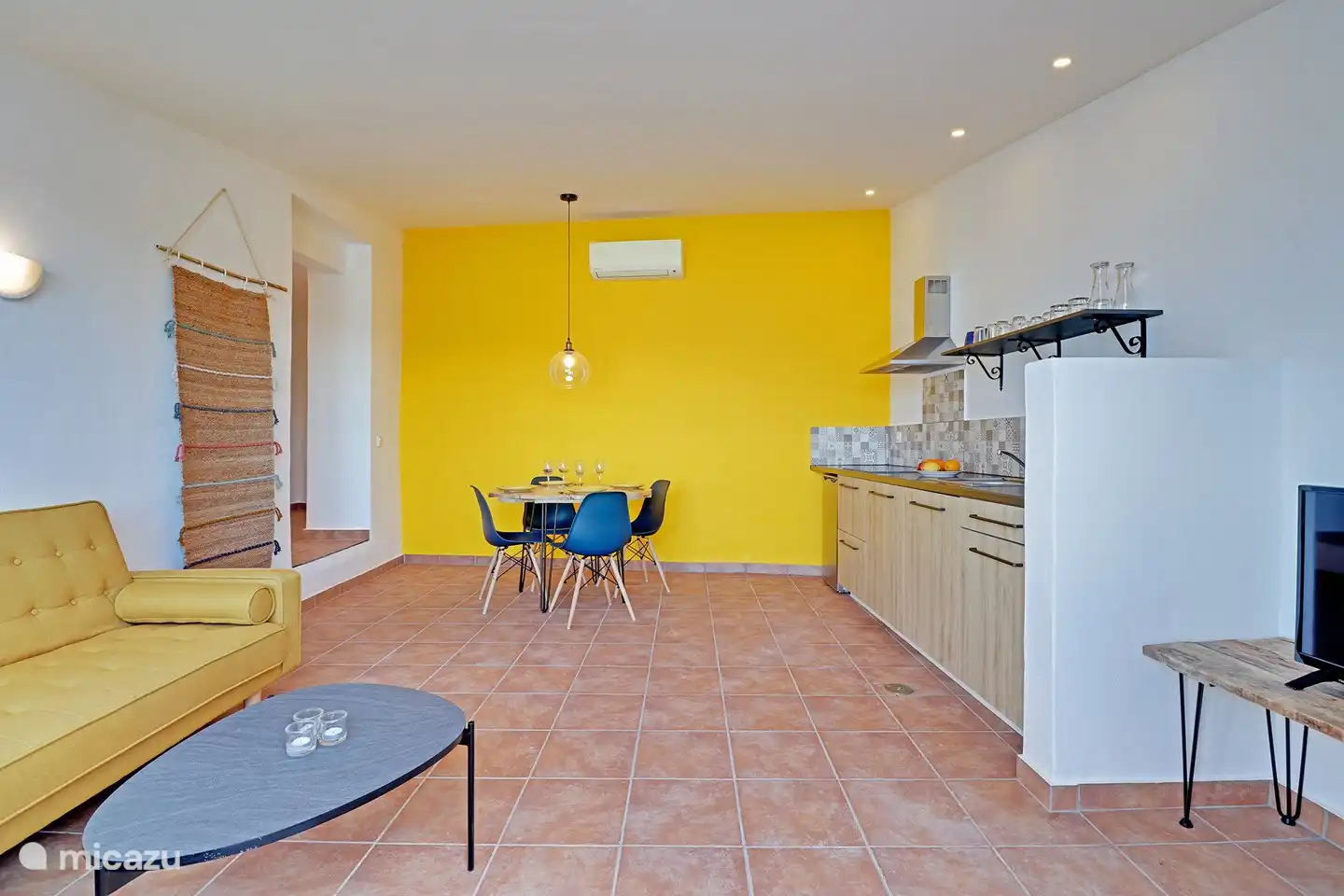 Ein geräumiges Wohnzimmer mit offener Küche.