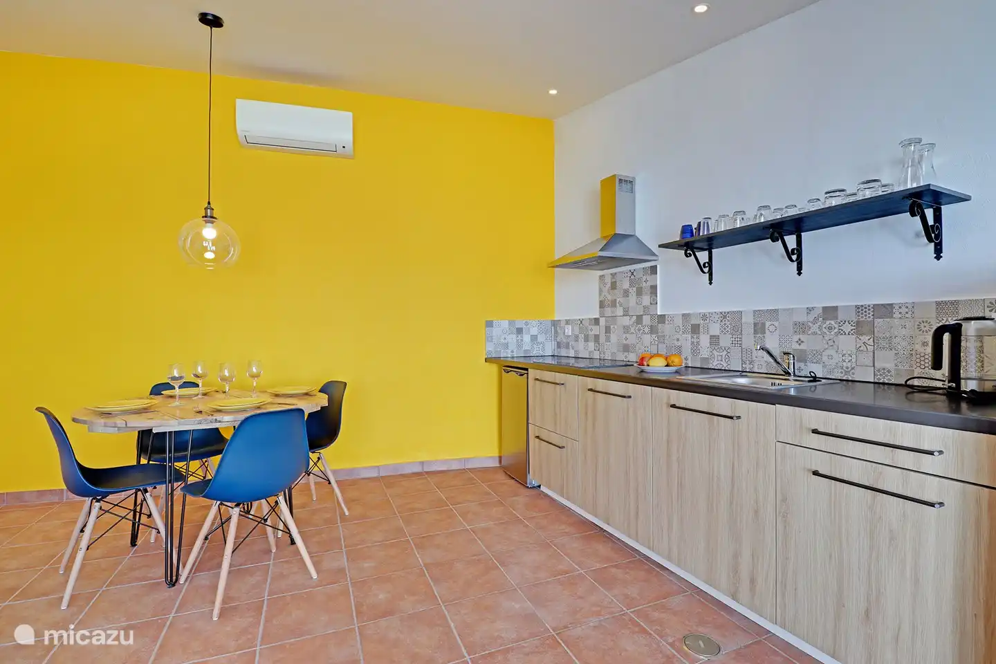 Eine gut ausgestattete Küche.