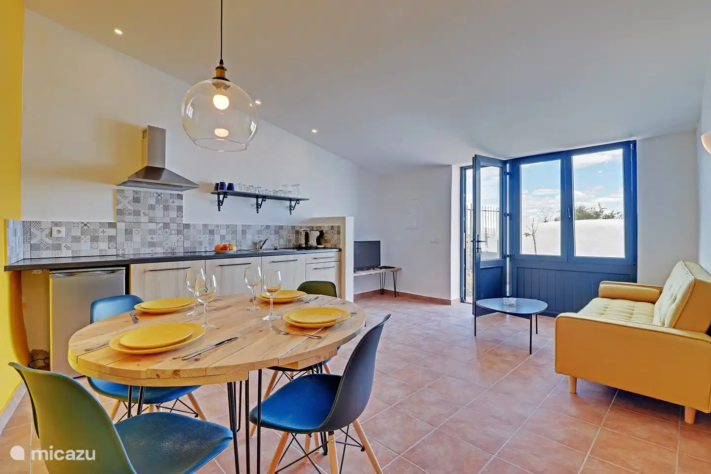 Am Esstisch können Sie nicht nur köstlich essen, sondern es ist auch geräumig genug, um eine Weile zu arbeiten, für diejenigen, die nicht widerstehen können, ihren Laptop zu öffnen.