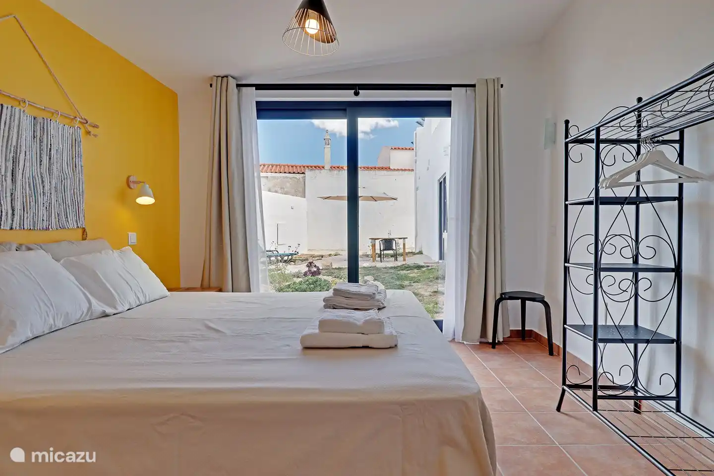 Ein geräumiges Schlafzimmer mit Blick auf den Garten.