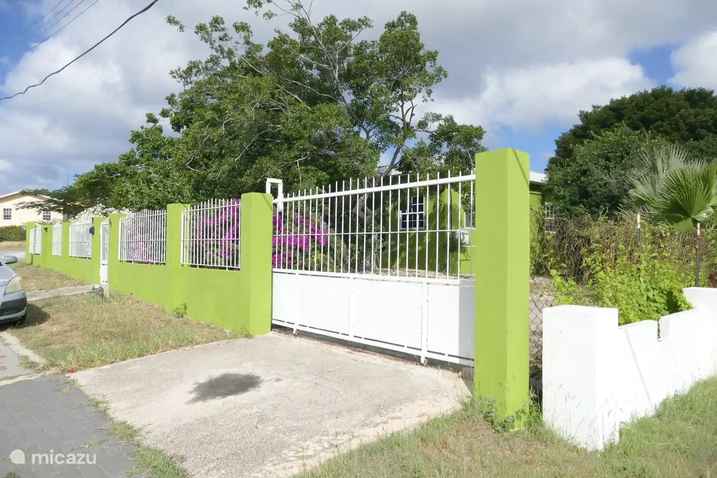 Parking gratuit à l'intérieur et à l'extérieur du site