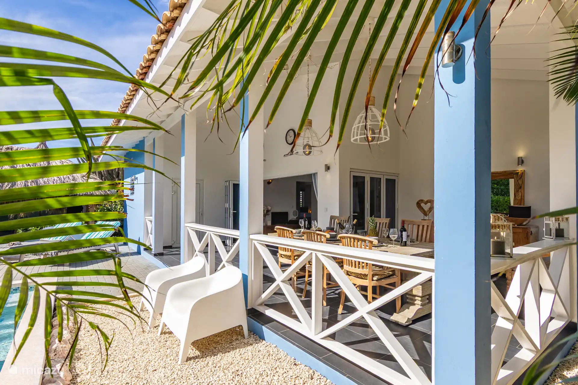 Un porche espacioso y encantador con una gran mesa de comedor.