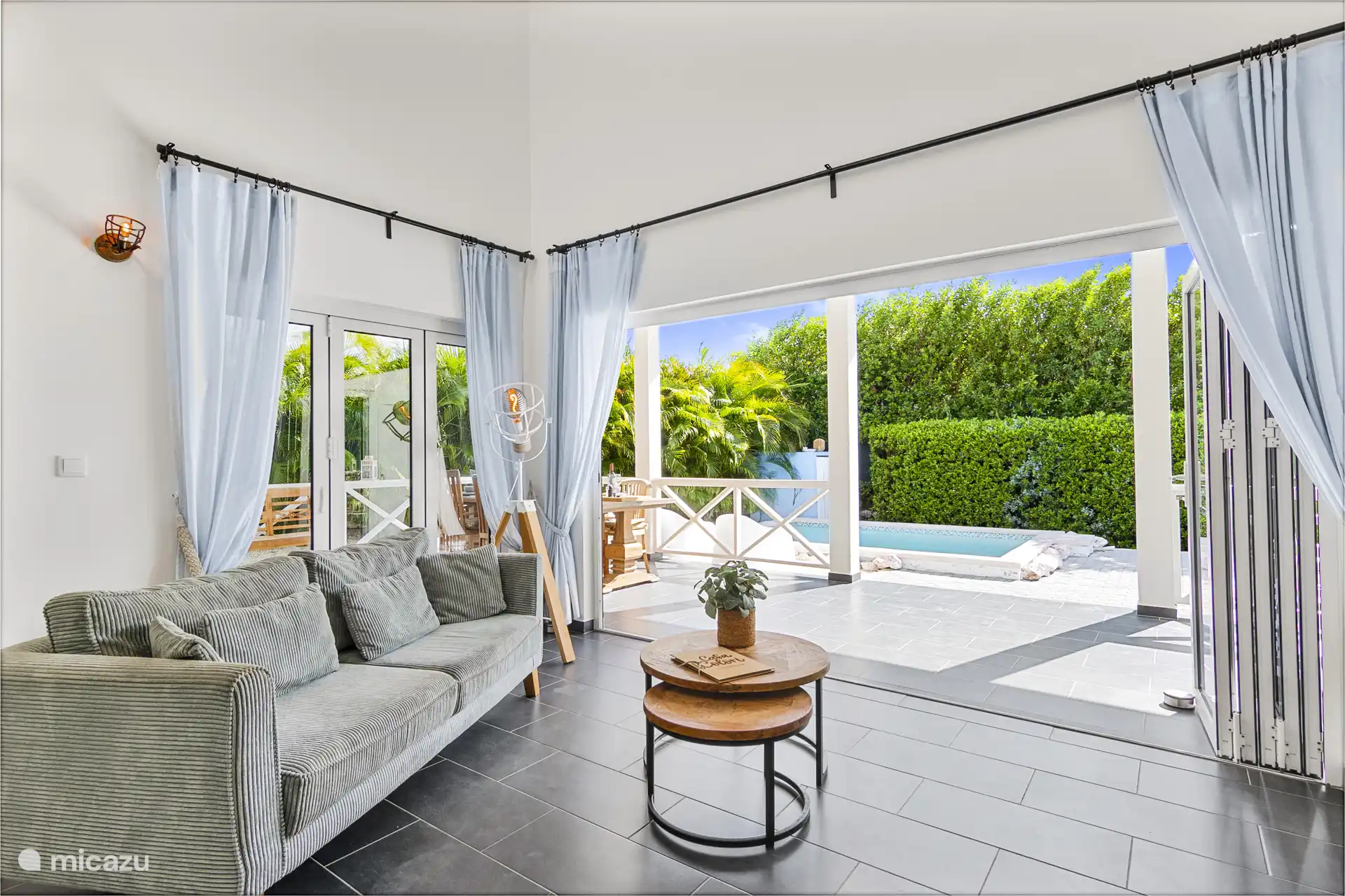 El acogedor salón puede conectarse con el porche y el jardín mediante grandes puertas plegables.