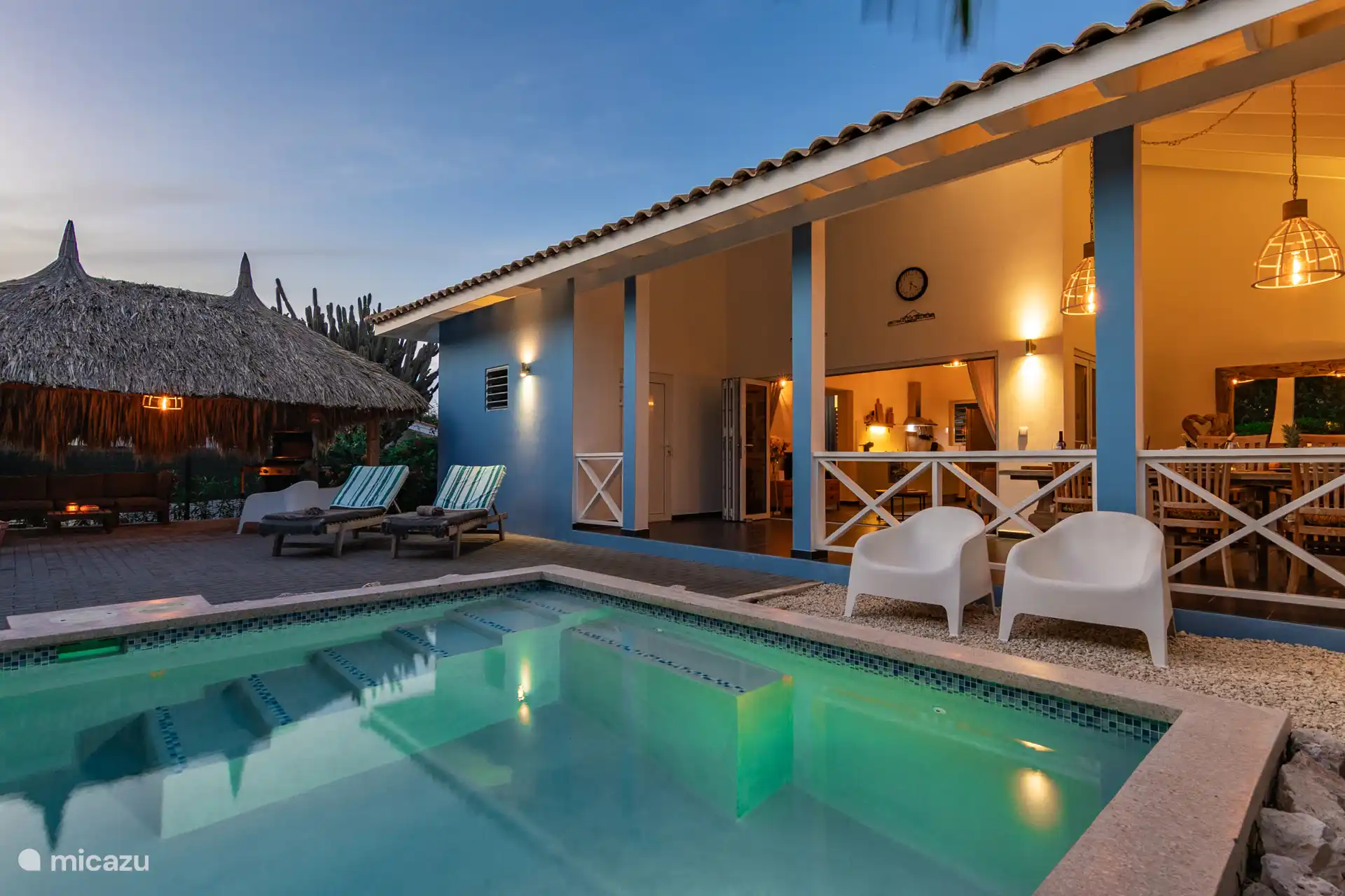 Casa Colori de noche.