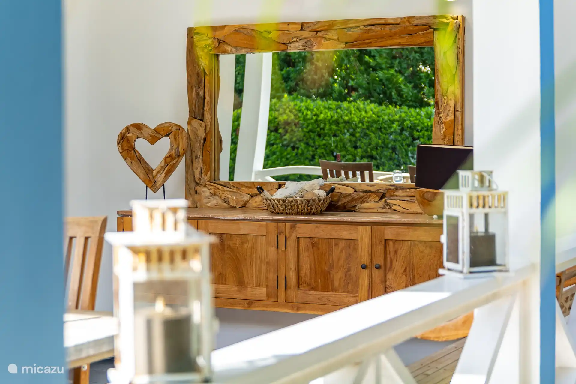 Porche con armario y espejo.