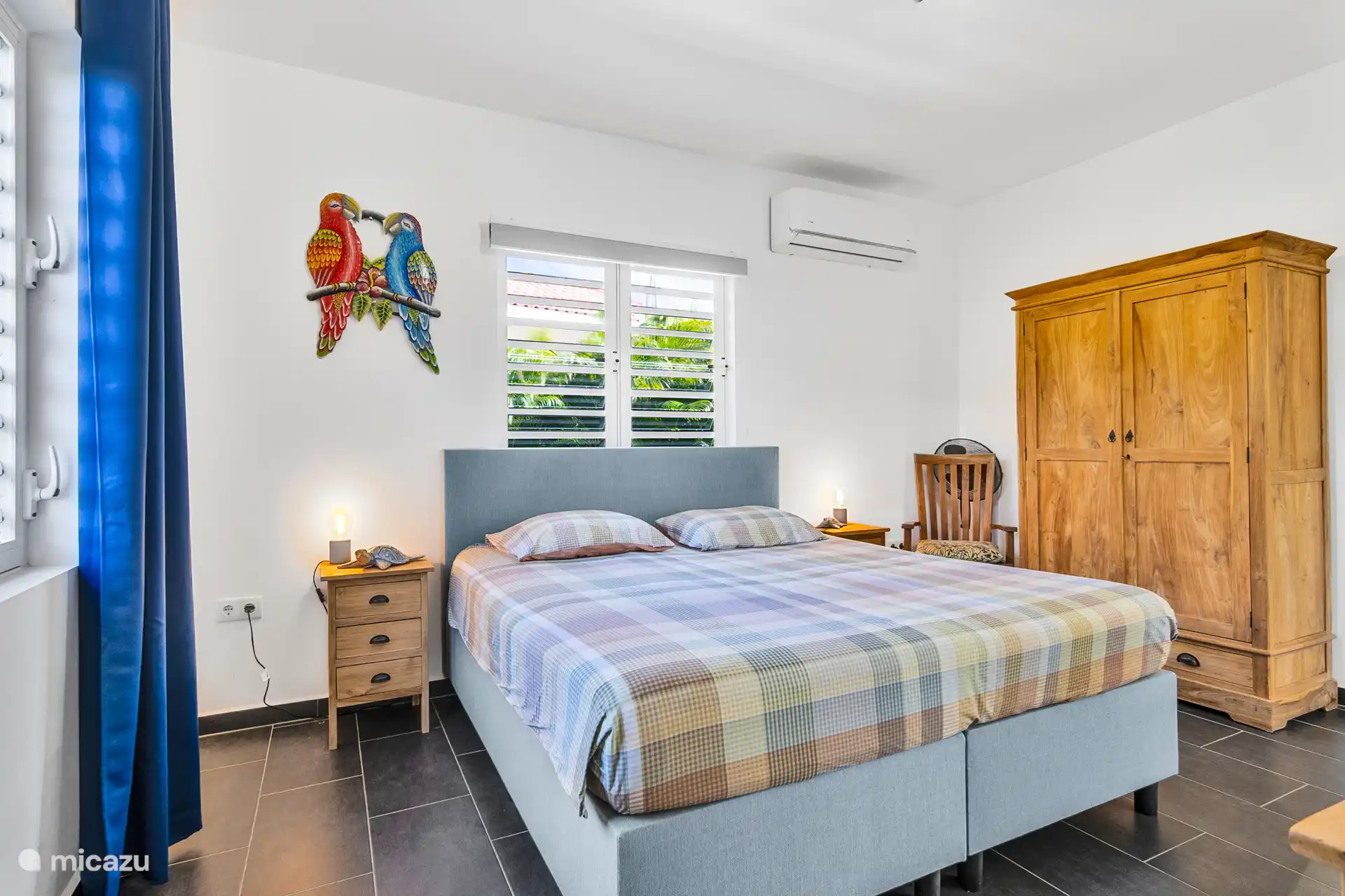 Dormitorio principal con baño privado.