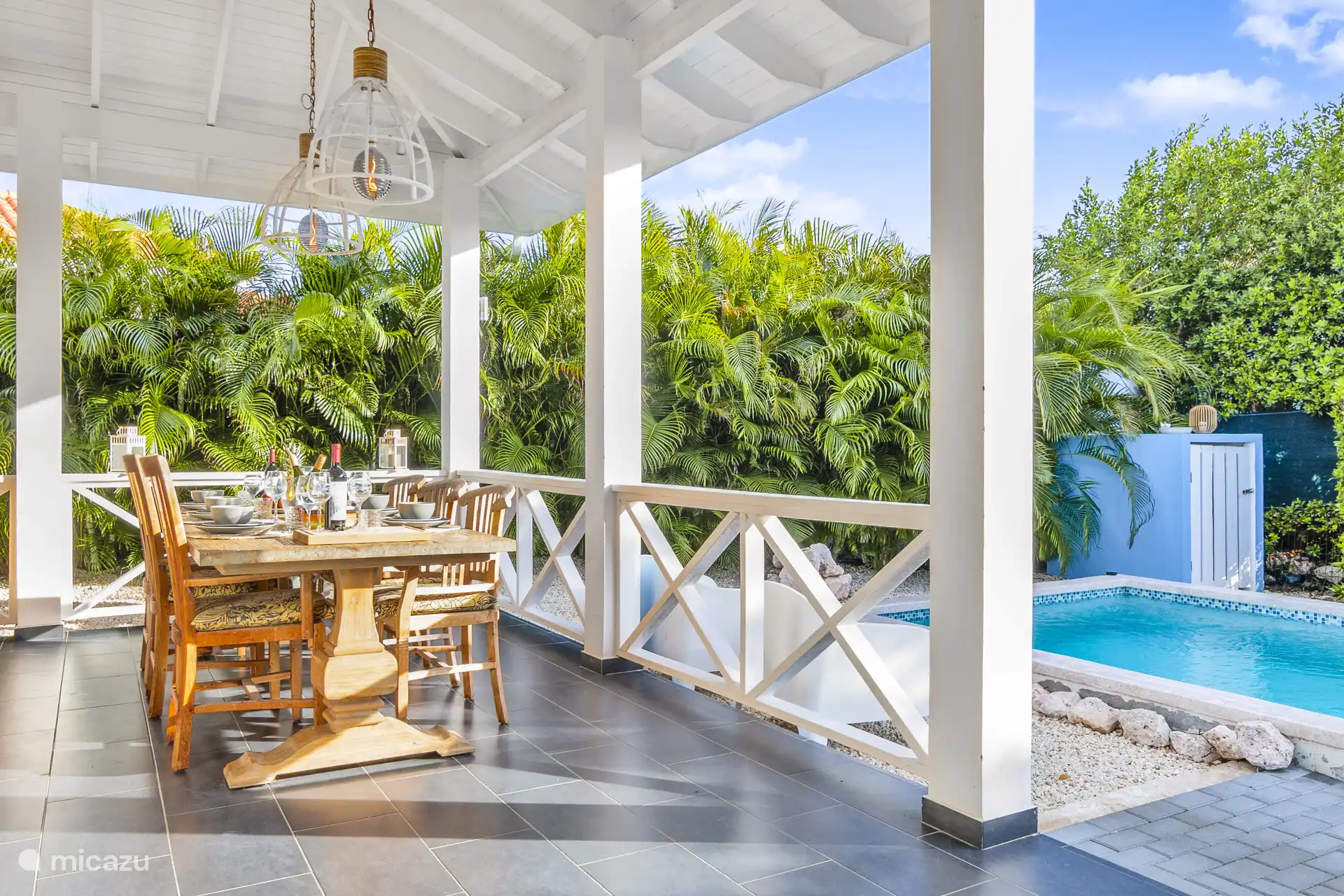 El acogedor porche donde puedes sentarte y disfrutar de las palmas que se mueven con el viento.