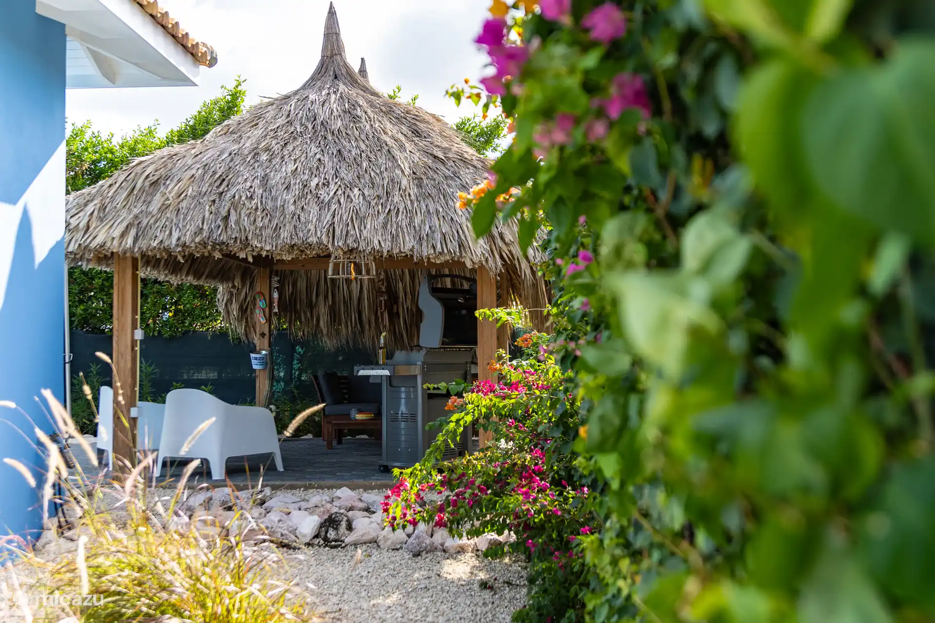 Gran palapa donde se puede disfrutar del jardín y de las vistas a la montaña desde el sofá del sofá.