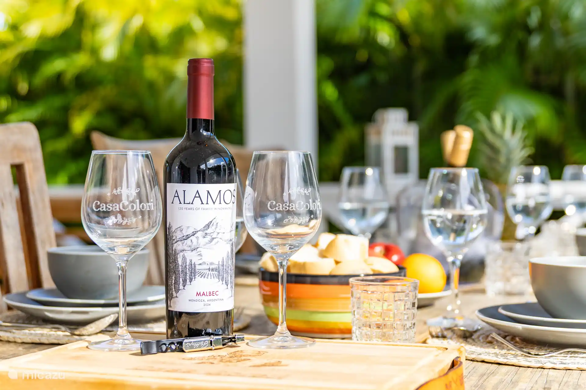 Disfruta con una deliciosa copa de vino.