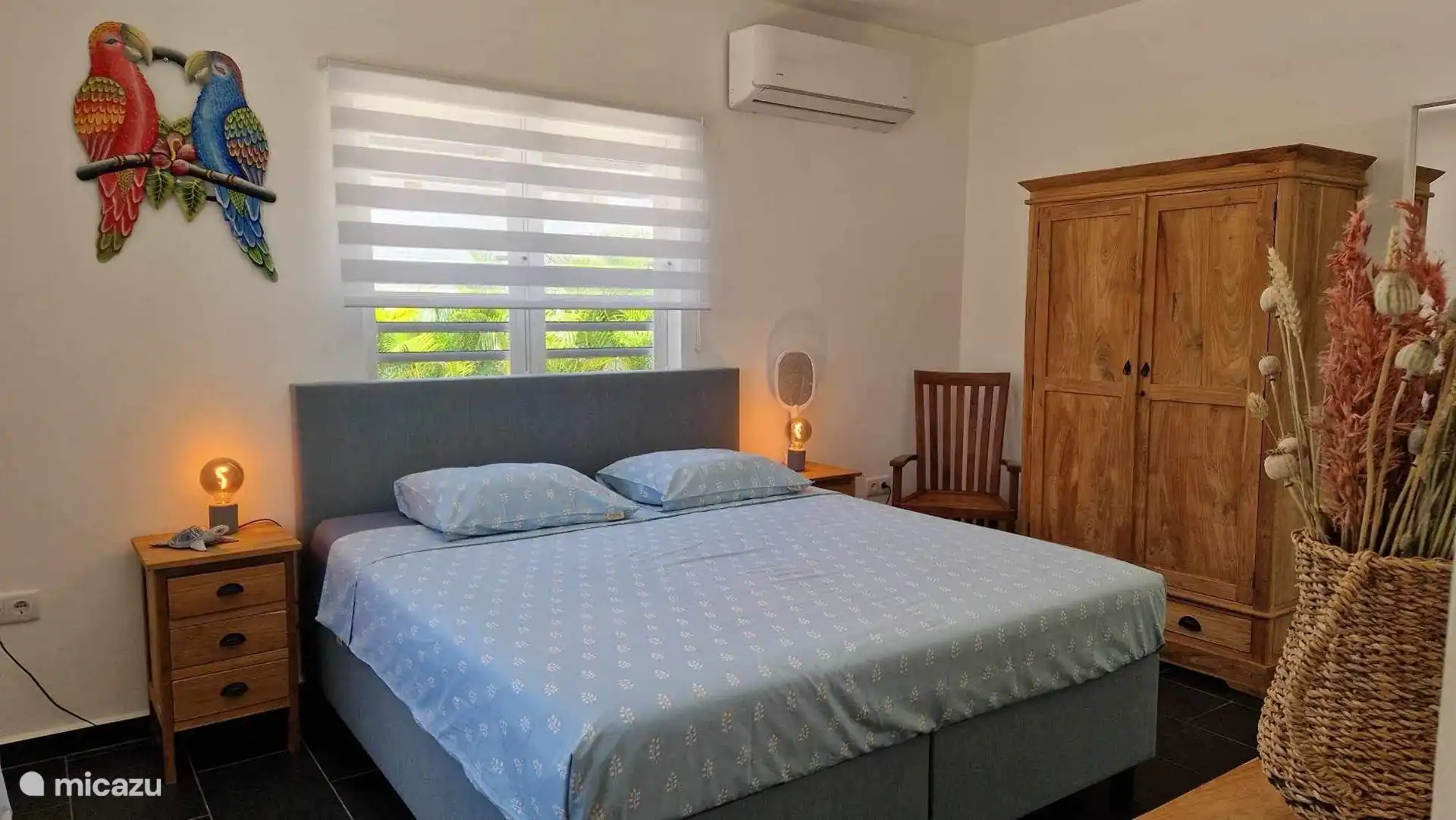 Dormitorio 1 con cama box spring de 1.80x2.00 y baño privado