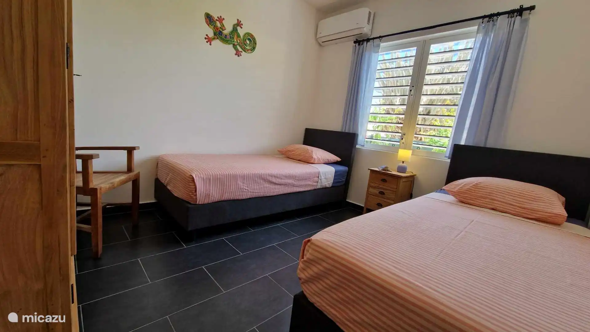 Dormitorio 3 con 2 camas box spring de 90x2,00