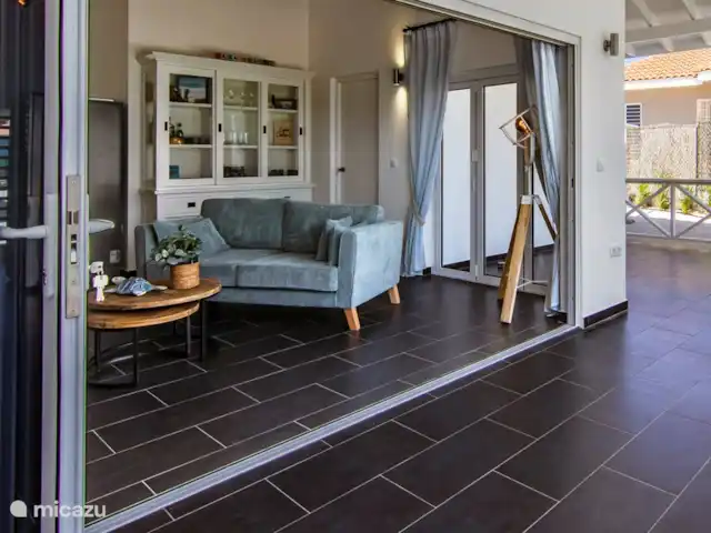 Casa Colori Curaçao | Curaçao, Banda Abou (ouest), Fontein - villa Salon depuis le porche avec grande porte pliante