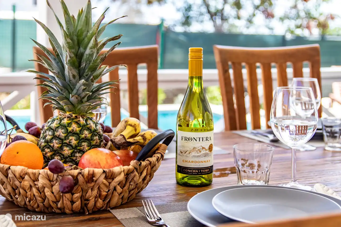 Acogedor comedor en la gran mesa de comedor en el porche