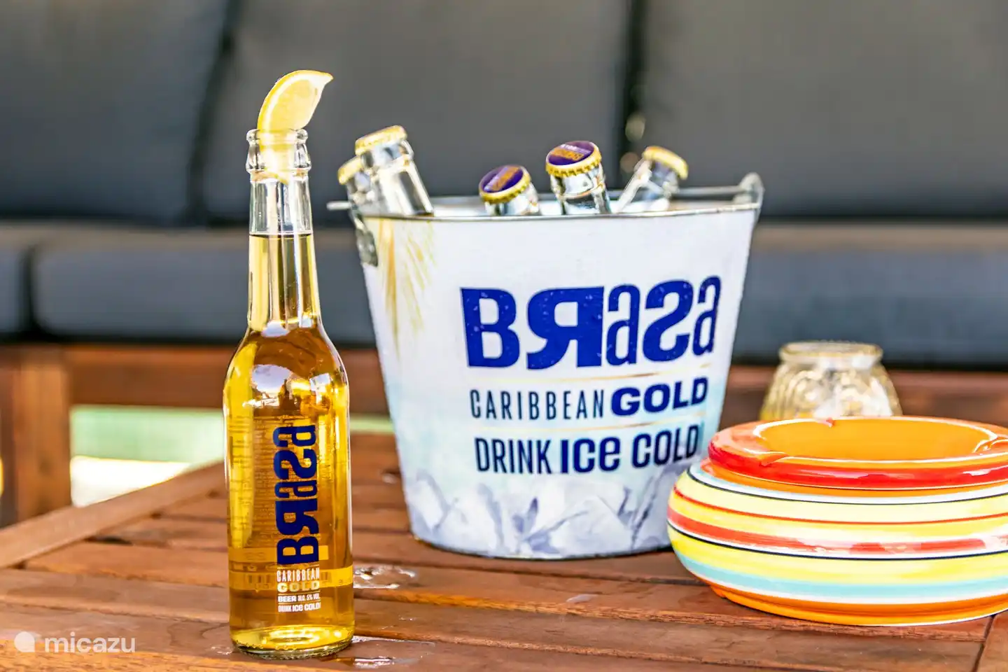 Relájate bajo la palapa mientras disfrutas de una bebida