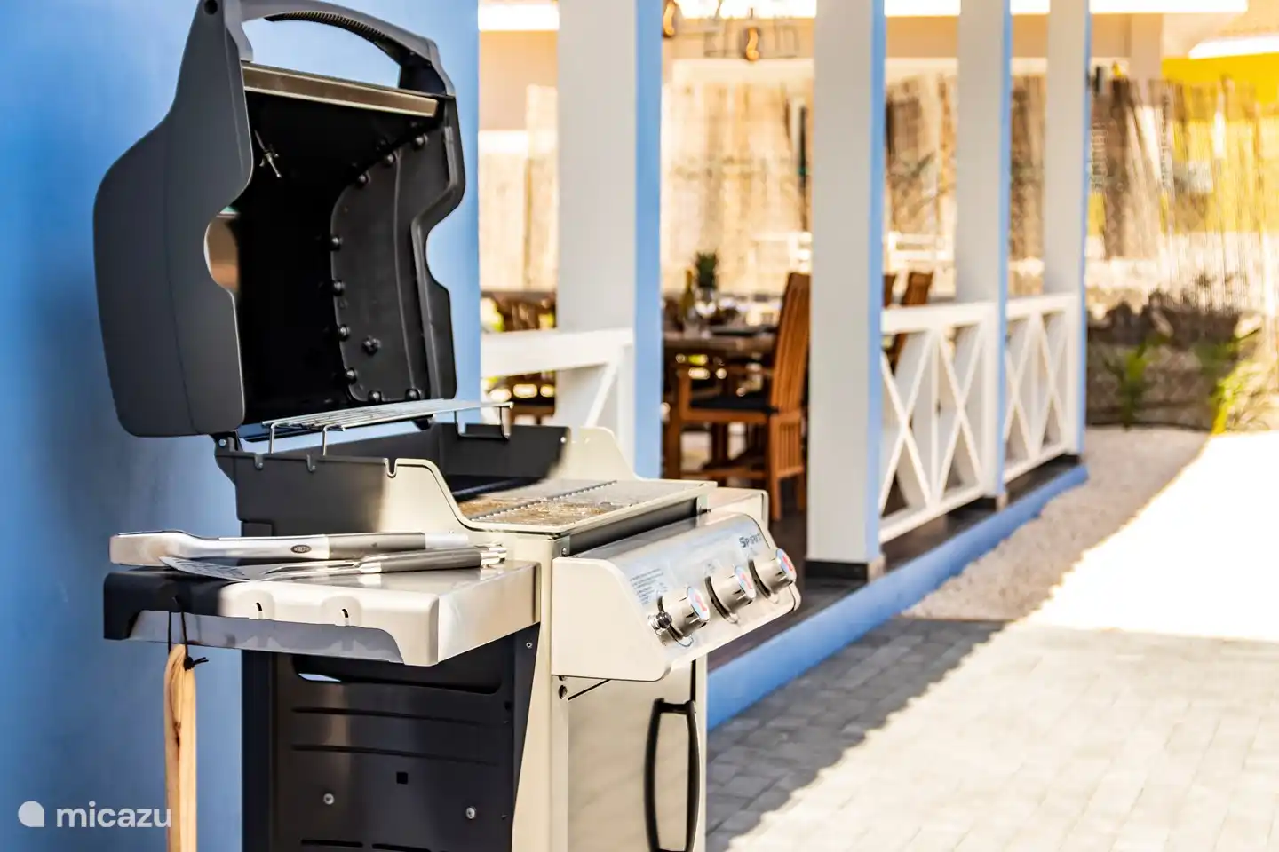 Hay una barbacoa de gas Weber a su disposición.