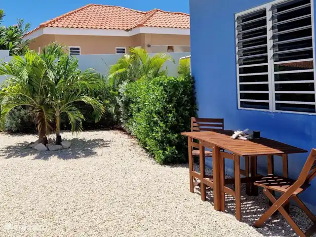 Casa Colori Curaçao | Curaçao, Banda Abou (ouest), Fontein - villa Des sièges de bistrot à l’ombre