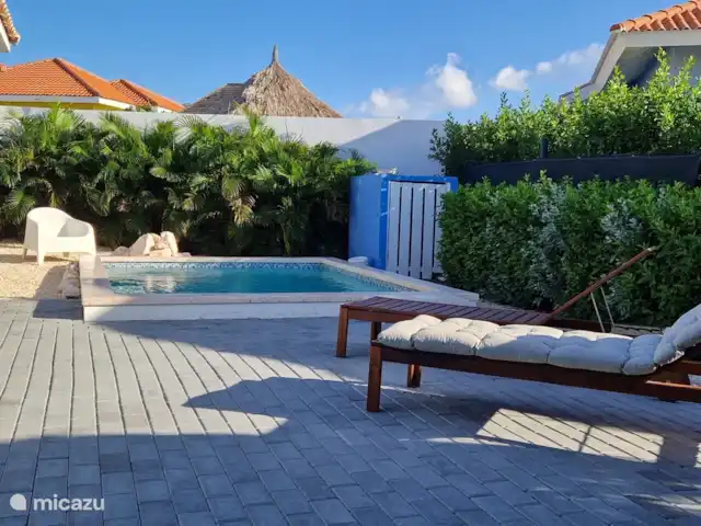 Casa Colori Curaçao | Curaçao, Banda Abou (ouest), Fontein - villa Détendez-vous sur les transats au bord de la piscine