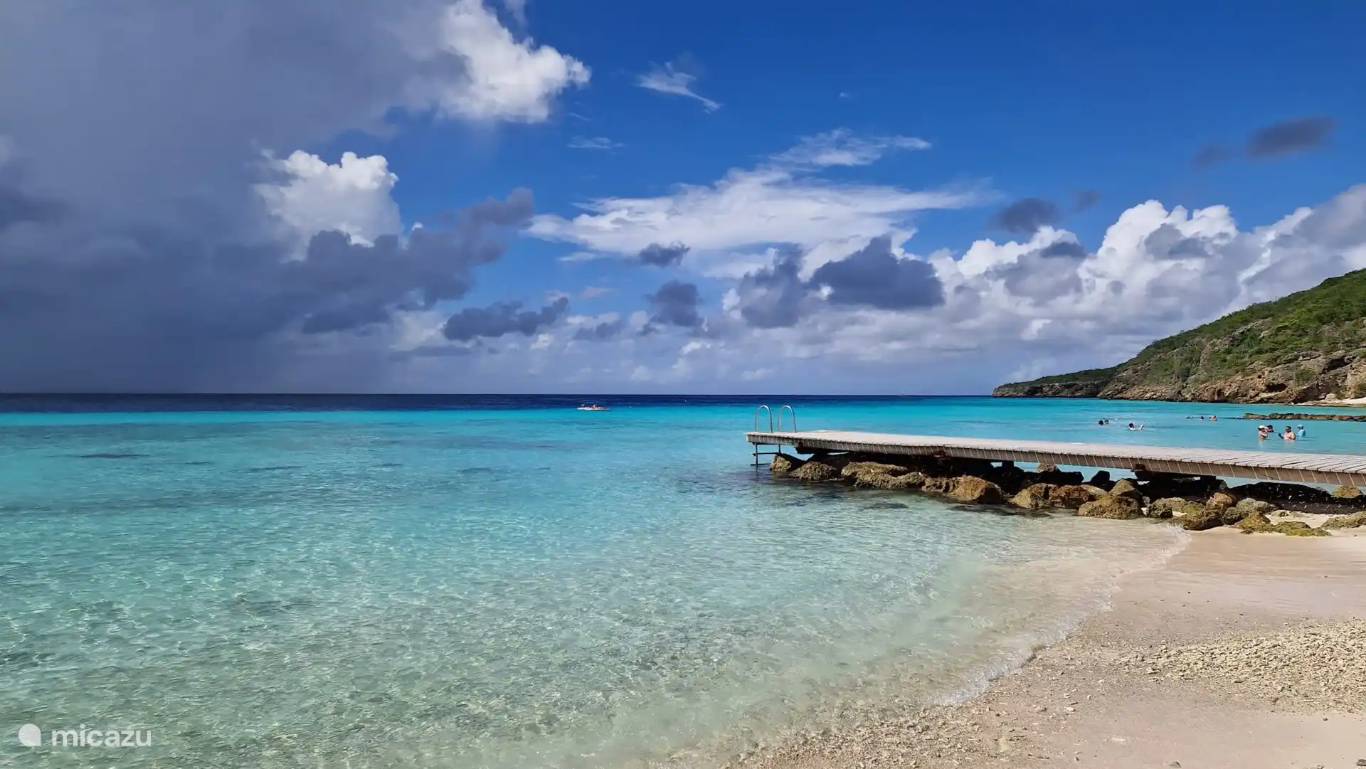 Las hermosas playas y el hermoso mar azul