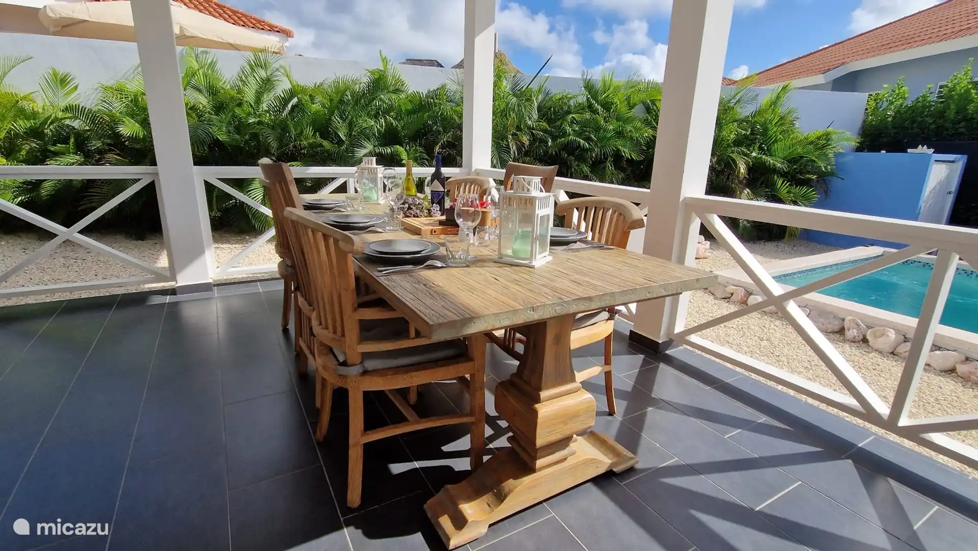 Gran mesa de comedor en el porche 